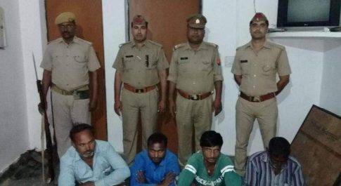 जुआ खेलते हुए 4 अभियुक्त गिरफ्तार, 52 पत्ते सहित 3330 रुपया बरामद