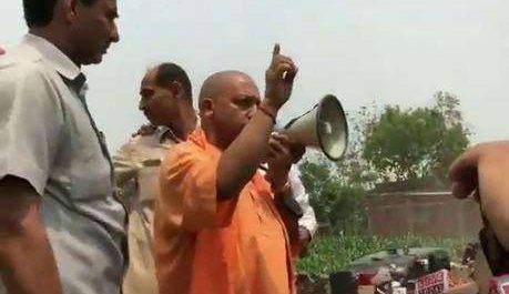 कुशीनगर हादसे में 13 बच्चों की मौत,घटनास्थल का निरीक्षण करने पहुंचे सीएम योगी