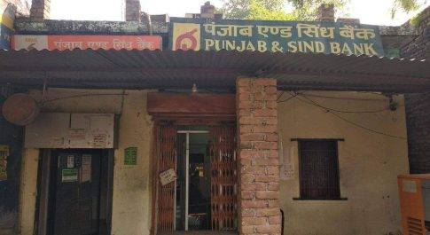 एक सप्ताह से बैंक में कैस न होने से ग्रामीण परेशान