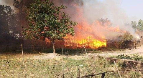 अज्ञात कारणों से लगी भीसड़ आग लाखो की संपत्ति जलकर खाक
