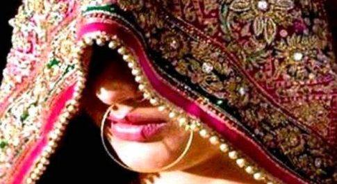 दुल्हन ने प्रेमी को स्टेज पर बुलाकर वरमाला पहनाया, बेचारा दूल्हा खड़ा का खड़ा रह गया