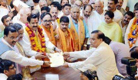 बीजेपी गठबंधन के 11 और सपा व बसपा के एक-एक सदस्य को विधान परिषद के लिए निर्विरोध निर्वाचित किया गया