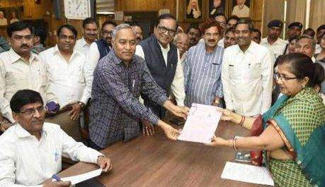 बसपा प्रत्याशी बीआर अंबेडकर ने विधान परिषद चुनाव के लिए नामांकन किया,सपा देगी समर्थन
