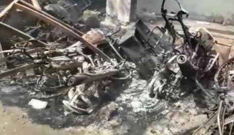 प्रदर्शनकारियों ने पुलिस चौकी को लगाई
