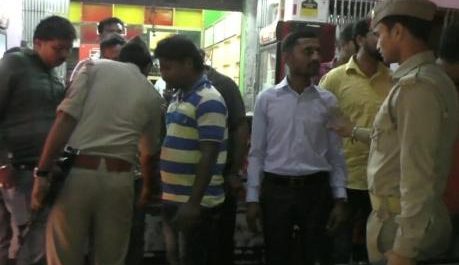 सीएम योगी के गृह जनपद में खुलेआम शराब पीते दर्जनों को पुलिस ने दबोचा