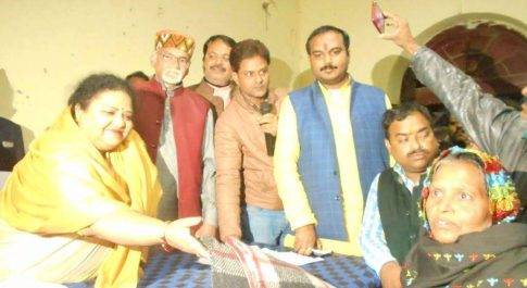नगर पालिका सभागार में आयोजित हुआ कम्बल वितरण कार्यक्रम