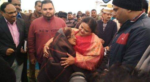 राम सुन्दर जनता उ.मा.वि. श्यामपुर नदौना में मुख्य अतिथि अनुपमा जायसवाल ने किया कम्बल वितरण