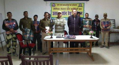 दैनिक वेतन भोगी वन कर्मियों सहित स्नीफर डाॅग अर्नी को मिली कम्बल की सौगात