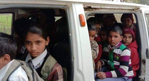 एलपीजी संचालित ओमिनी वैन में सवार थे 22 बच्चे