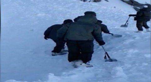 बर्फीले तूफान में 10 लोग लापता, तीन के मिले शव