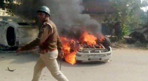 दलित युवती की मौत पर हुआ बवाल,ग्रामीणों ने थाने पर किया पथराव,लगाई आग