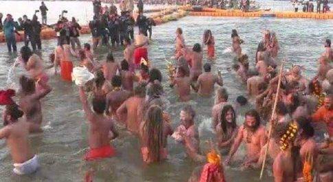 कुंभ मेले में पहले शाही स्नान को लेकर हुआ विवाद, दो अखाड़ों को प्रशासन ने भेजी नोटिस