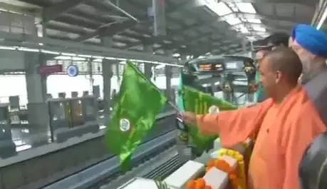 सीएम योगी ने हरी झंडी दिखा कर नोएडा से ग्रेटर नोएडा जाने वाली मेट्रो सेवा का किया उद्घाटन