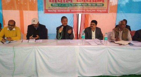 नोडल अधिकारी ने मलुआ भकुरहा में लगायी चैपाल, श्रमदान कर किया पौध रोपण