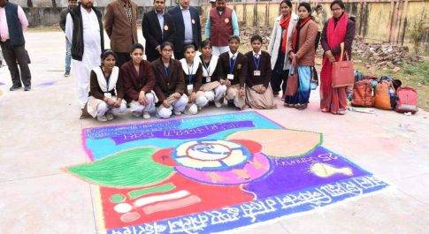 इन्दिरा स्टेडियम में रंगोली के रंगों से उकेरे गये मतदाता जागरूकता के सन्देश