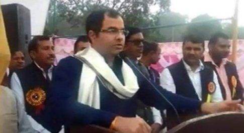 बीजेपी सांसद ने कांग्रेस-AAP नेता को दी गाली,मौजूद लोगों ने किया विरोध 