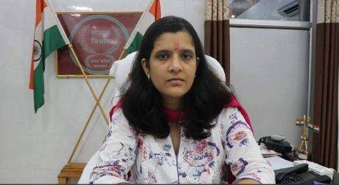 लोक सेवक पब्लिक अचीवर्स अवार्ड से सम्मानित र्हुइं जिलाधिकारी बहराइच माला श्रीवास्तव