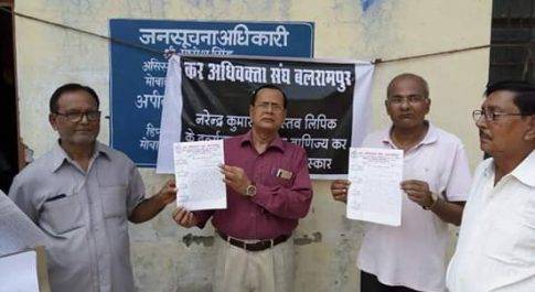 वकीलों के द्वारा भ्रष्ट लिपिक के विरोध में हड़ताल के कर जताया विरोध