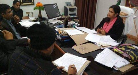 तटबन्धों पर निवासित परिवारों के विस्थापन की कवायद तेज़