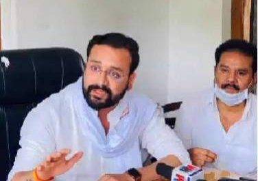 महाराजगंज । पुरंदरपुर क्षेत्र में विधायक की गाड़ी से बालिका के घायल होने की शंका पर परिजनों ने रोकी नौतनवा विधायक की गाड़ी।