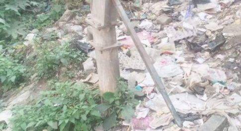 वर्षों से खराब पड़े जल निगम के हैंडपम्प, बूंद बूंद पानी को तरस रहे हैं ग्रामीण