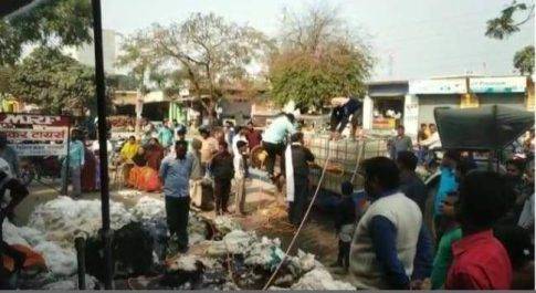 महराजगंज। फरेंदा शार्टसर्किट से लगी रुई के गोदाम में आग लाखो का नुकसान
