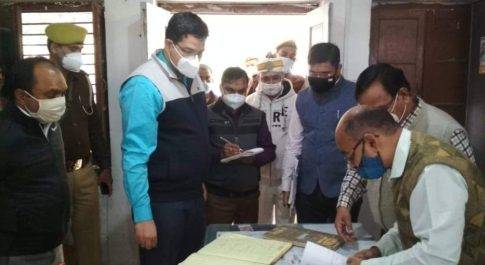 डीएम ने लोक निर्माण विभाग प्रांतीय खण्ड व आबकारी कार्यालय का किया औचक निरीक्षण
