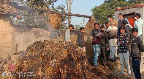 अज्ञात कारणों से लगी आग एक व्यक्त सहित चार मवेशियों की जलकर हुई मौत