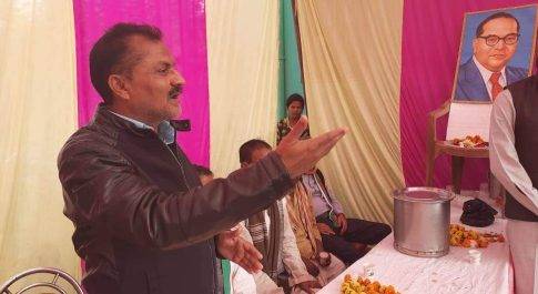 दलित बस्ती में कांग्रेसियों ने देश के प्रथम कानून मंत्री बाबा डॉ भीम राव अम्बेडकर की मनाई 64 वीं पुण्यतिथि