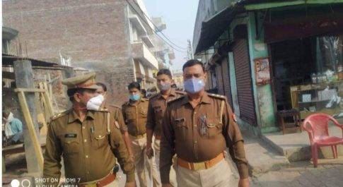 शांति और सुरक्षा का एहसास कराने को लेकर पुलिस बल के जवानों ने फ्लैग मार्च किया