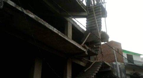 काजीपुरा सुनार गली में धड़ाम से गिरा निर्माणाधीन बिल्डिंग का जीना