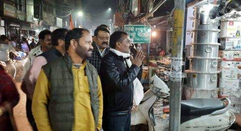 कांग्रेसजनों ने बाजारों में जाकर दुकानदारों से किसान के समर्थन में बंद रखने का किया आवाहन