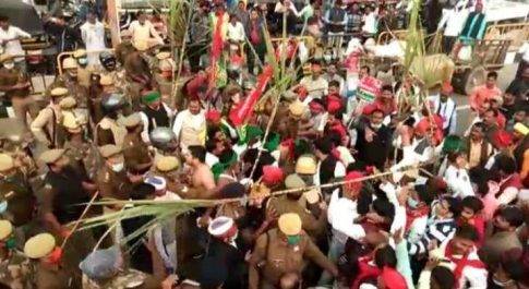 महाराजगंज। सड़कों पर सैकड़ों सपाइयों का जबरदस्त प्रदर्शन ADM, SSP, SDM के साथ जबरदस्त धक्का मुक्की