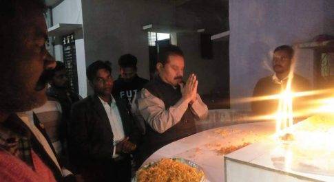 गरीबों के उत्थान के लिए चेयरमैन गुड्डू खान ने दीप जलाकर लिया संकल्प