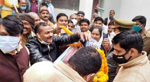 कांग्रेसियों ने भाजपा सरकार के खिलाफ नारेबाजी कर उपस्थित पुलिसकर्मियों को पहनाया माला