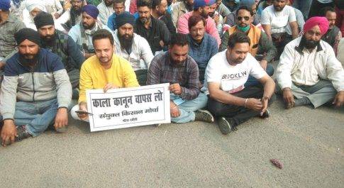 क्षेत्र के किसानों ने किया शांतिपूर्ण धरना- प्रदर्शन प्रशासन को जगाने के लिए एकत्र हुए किसान किसान विरोधी कानून को वापस कराने के लिए भीरा में किसान हुए एकत्र!!!