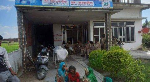ऑपरेशन गलत होने पर नर्सिंग होम में ताला डालकर हुए फरार