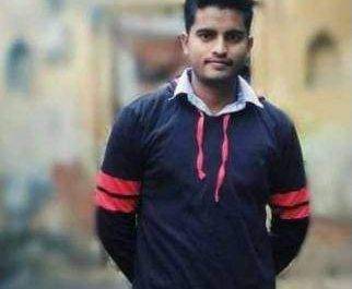 खूनी संघर्ष में परिजनों ने पुलिस पर लगाया मिलीभगत का आरोप सपा नेता सहित परिजनों ने हत्या आरोपियो को बचाने का आरोप लगाकर थाने मे काटा हंगामा।।