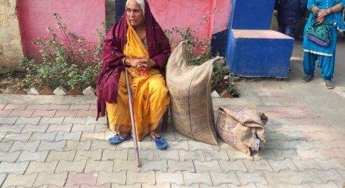 शाहजहांपुर 70 साल की वृद्धा की परेशानी सुनकर प्रभारी निरीक्षक हो गए भावुक
