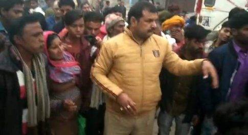 डम्फर के नीचे आया मोटरसायकिल सवार मौके पर दर्दनाक मौत