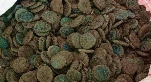 नहर की खुदाई के दौरान मिला प्राचीन सिक्के से भरा घड़ा ,पुलिस ने लिया कब्जे में