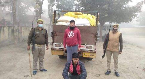 गश्त के दौरान उपजिलाधिकारी ने पिकअप पर लदा 70 बोरा कनाडियन मटर पकड़े।