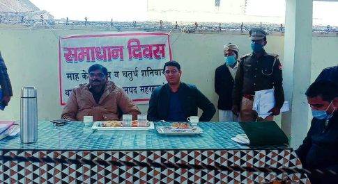 बृजमनगंज व कोल्हूई में समाधान दिवस पर पहुंचे डीएम एसपी की गयी जनसुनवाई