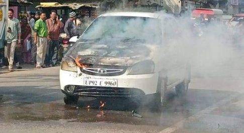 पेट्रोल पंप के पास जली कार बीच बाजार कार जलने से कस्बे में मचा हड़कंप