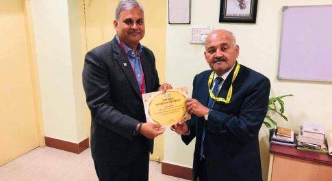 उत्कृष्ट कार्यों के लिए एफ.डी. दुधवा को पीसीसीएफ ने किया सम्मानित 