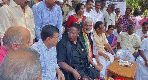 छठे दिन भी पुडुचेरी के CM का धरना जारी,अरविंद केजरीवाल का मिला साथ