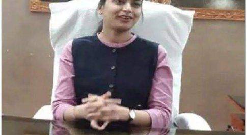 डीएम इनायत खान ने शहीद की बेटियों को लिया गोद,दान किया दो दिन की सैलरी