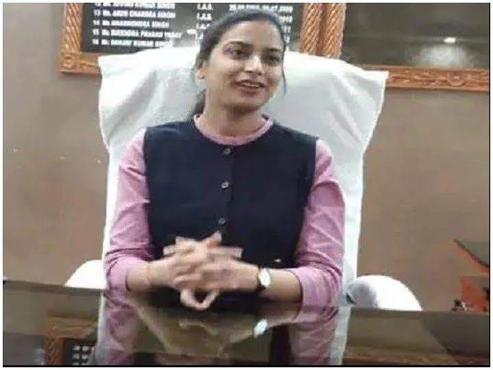 डीएम इनायत खान ने शहीद की बेटियों को लिया गोद,दान किया दो दिन की सैलरी