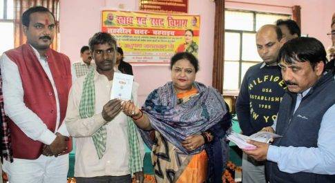 राज्य मंत्री बेसिक शिक्षा ने 169 लाभार्थियों को बाॅटे राशन कार्ड 