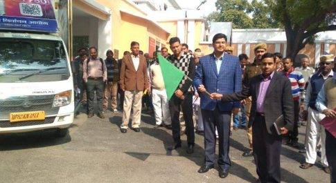 वीडियो मोबाइल वाहनों को डीएम ने दिखायी हरी झण्डी,ईवीएम व वीवीपैट जन-जागरूकता के लिए भ्रमण करेंगे वाहन